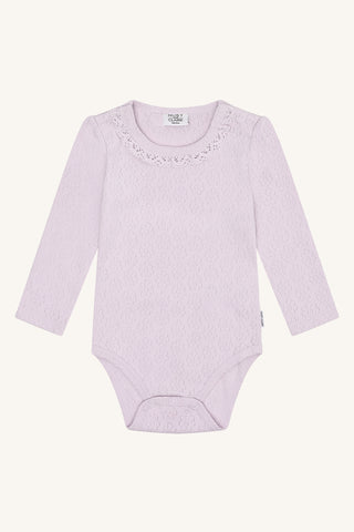 Baumwollbody Britt Helles Lila mit Blumen-Lochmuster von Hust & Claire