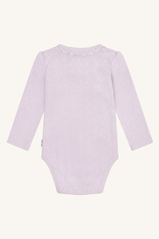 Baumwollbody Britt Helles Lila mit Blumen-Lochmuster von Hust & Claire