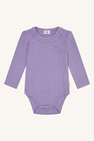 Baumwollbody Britt Violett mit Blumen-Lochmuster von Hust & Claire