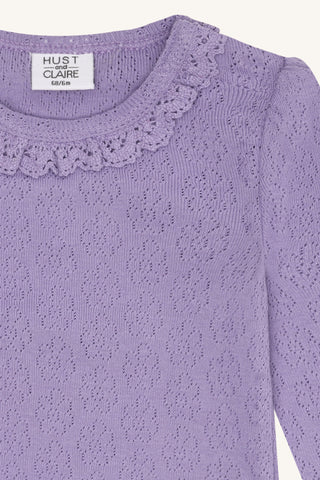 Baumwollbody Britt Violett mit Blumen-Lochmuster von Hust & Claire