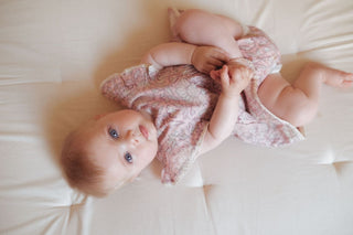 Romper Lena Rosa mit Gänseblumenwiese von Louise Misha