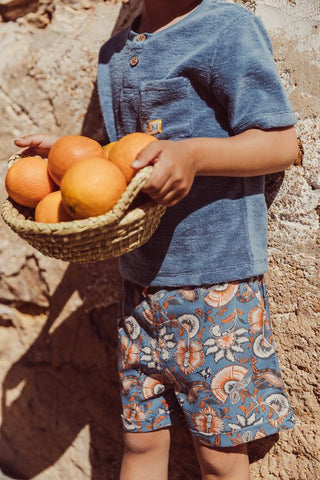SHORTS ALIKI BLAU MIT BLUMENPRINT VON LOUISE MISHA