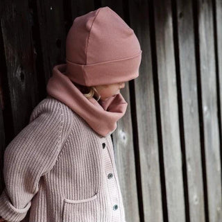 Rib Beanie Dusty Rose con Cosy Roots