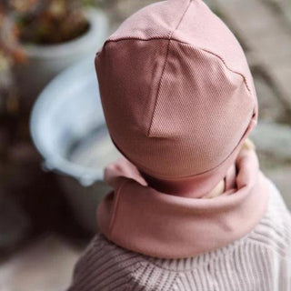 Rib Beanie Dusty Rose con Cosy Roots