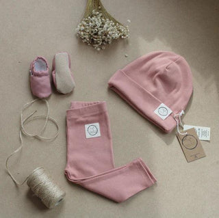 Rib Beanie Dusty Rose con Cosy Roots