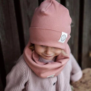 Rib Beanie Dusty Rose con Cosy Roots