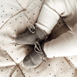Strick-Babyschuhe Khaki von Cosy Roots