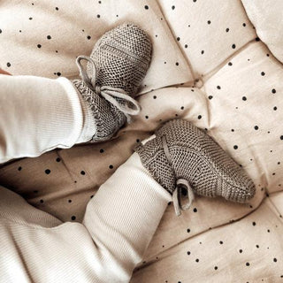 Strick-Babyschuhe Khaki von Cosy Roots