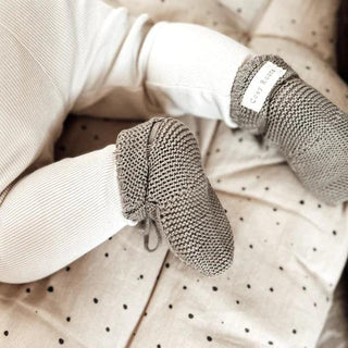 Strick-Babyschuhe Khaki von Cosy Roots