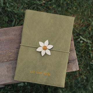 Untersuchungs-Heft-Hülle Grün mit Gänseblume von little Who