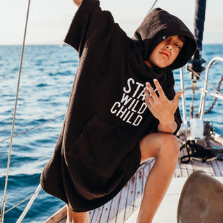Badeponcho Stay Wild Child Schwarz von Beach & Bandits