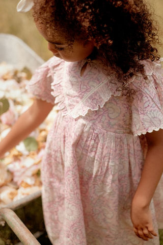 Kleid Siloe Rosa mit Gänseblumenwiese von Louise Misha