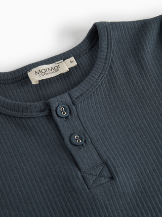 Modal Langarm Rib Shirt Blue mit Knöpfen von MarMar Copenhagen