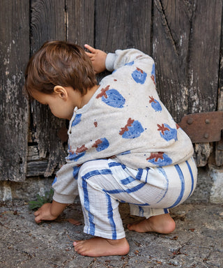 Baby Sweater Grau-Beige mit Blauen Erdbeeren von Play Up