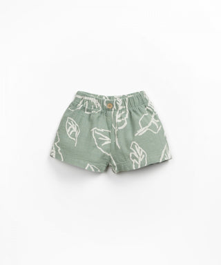 Baby Shorts Salbei mit Blattmuster von Play Up