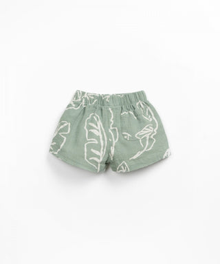 Baby Shorts Salbei mit Blattmuster von Play Up