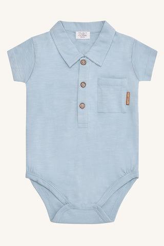 Kurzarm Body Boye Hellblau mit Kragen von Hust & Claire