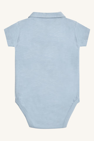 Kurzarm Body Boye Hellblau mit Kragen von Hust & Claire