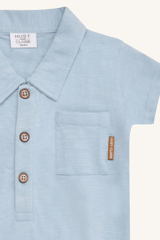 Kurzarm Body Boye Hellblau mit Kragen von Hust & Claire
