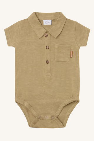 Kurzarm Body Boye Khaki mit Kragen von Hust & Claire