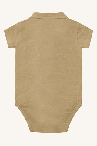 Kurzarm Body Boye Khaki mit Kragen von Hust & Claire