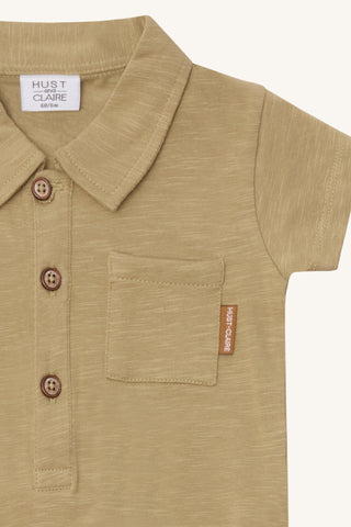 Kurzarm Body Boye Khaki mit Kragen von Hust & Claire