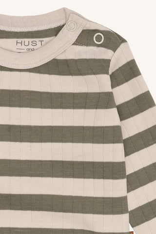 Baumwollbody Billy Turtle Grün gestreift von Hust & Claire