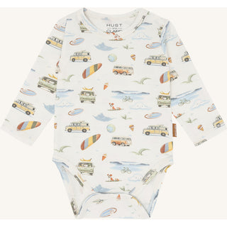 Baumwollbody Buster Ivory mit Ferienprint von Hust & Claire