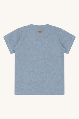 T-Shirt Arthur Blau-Grau mit einem Fussballprint von Hust & Claire