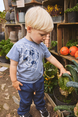 T-Shirt Arthur Blau-Grau mit einem Fussballprint von Hust & Claire