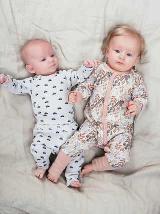 Merinowolle-Bambus Pyjama Manu Beige mit Himbeeren- Blumenprint von Hust & Claire