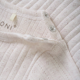 Langarm Body White Sand Melange mit Lochmuster von Fixoni