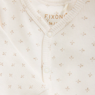 Langarm Romper Gardenia Weiss mit feinem Blumenprint von Fixoni