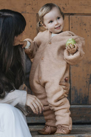 Merinowolle Baby-Kapuzenoverall mit Knöpfen Sand Meliert von Engel Natur