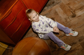 PULLOVER BEIGE MIT VIOLETTEM BLUMENMUSTER VON DAILY7KIDS