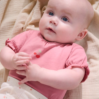 Baby-Leggings Eggnog mit Lochmuster und Kirschprint von Fixoni