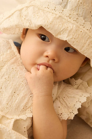 SPITZEN-BABYKLEID LULLA CREAM VON LOUISE MISHA