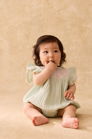 Musselin-Babyromper Nusha Mint mit Stickerei von Louise Misha