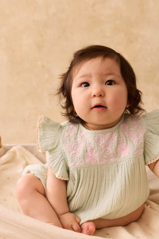 Musselin-Babyromper Nusha Mint mit Stickerei von Louise Misha
