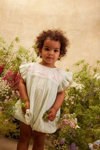Musselin-Babyromper Nusha Mint mit Stickerei von Louise Misha