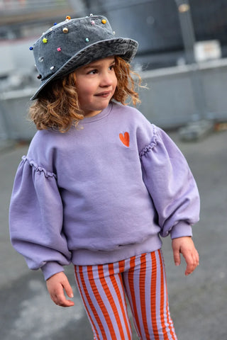 Pullover Lila mit rotem Herz auf der Brust von Sproet & Sprout