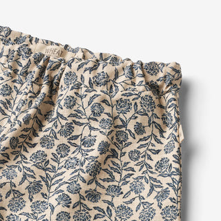 SHORTS CAMILLE BEIGE MIT BLAUEM BLUMENMUSTER VON WHEAT