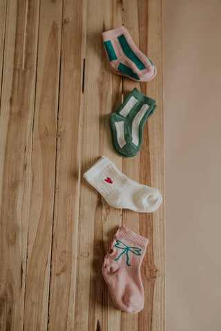 Socken Weiss mit Herzstrickerei von Sproet & Sprout