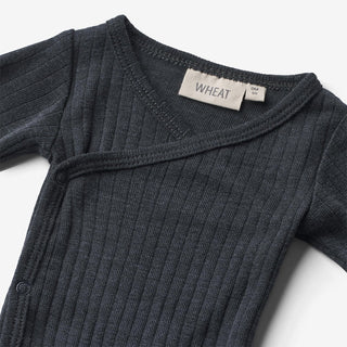Merinowolle-Seide Wickelbody Willow Navy von Wheat