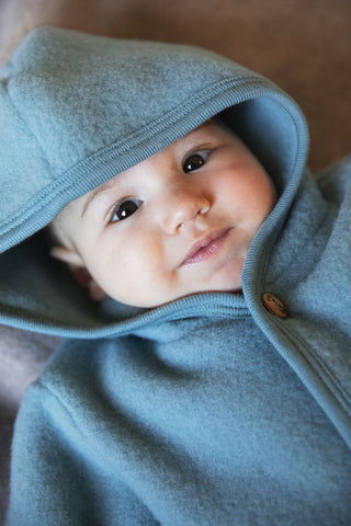 Merinowolle Baby-Kapuzenoverall mit Knöpfen Bergblau Meliert von Engel Natur