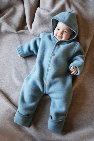 Merinowolle Baby-Kapuzenoverall mit Knöpfen Bergblau Meliert von Engel Natur